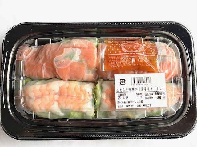 えびとサーモンが入った大きな生春巻きが並んでいる