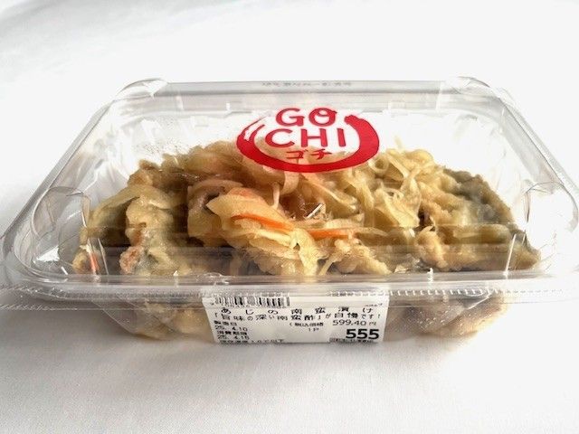 大容量のロピアの南蛮漬けがテーブルに置いてある