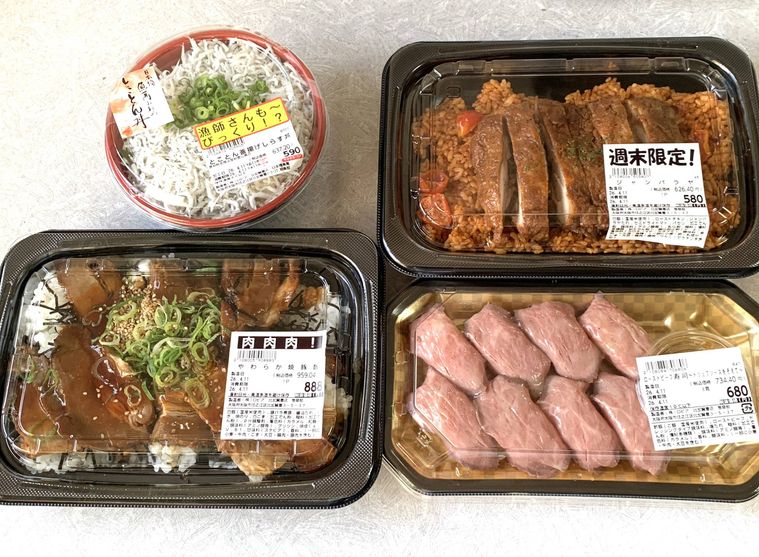 ロピアのお弁当4種類をテーブルに並べた様子