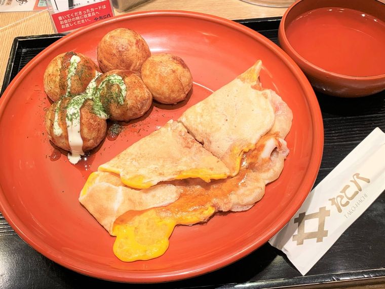 玉子入りいか焼きとたこ焼きが皿にのったたこ八のいかたこセット