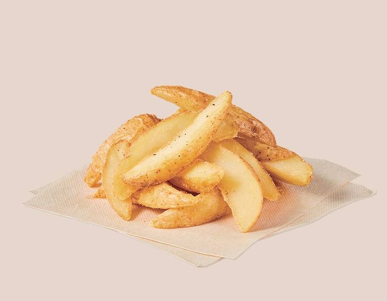 紙ナプキンの上にフライドポテトが置かれている