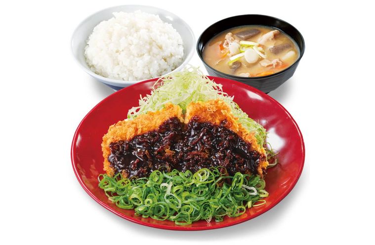 ねぎ味噌チキンカツとごはんと豚汁が置かれている