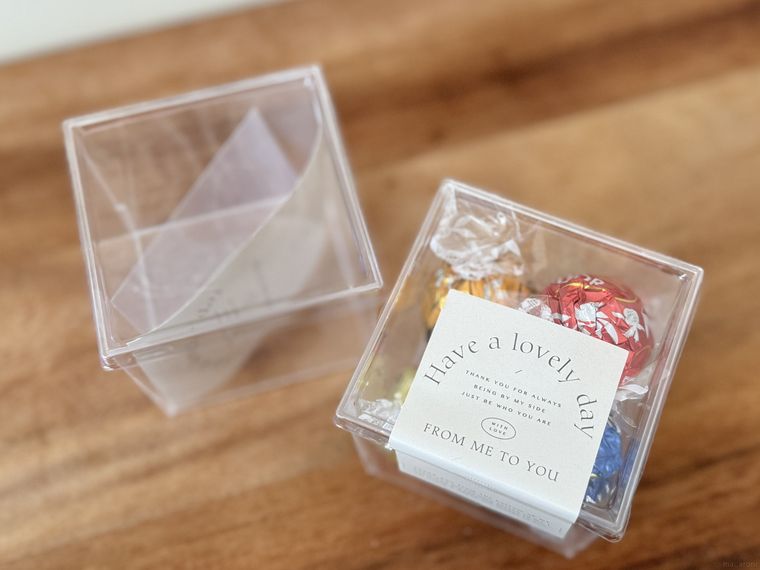 デザートクリアカップキューブ、2個、フタ付の容器とお菓子を入れた使用例