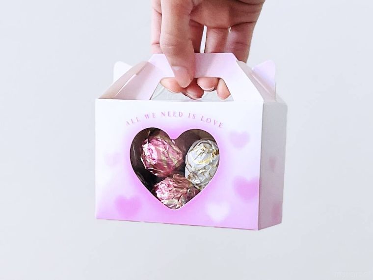 ハート柄の窓付キャリーボックスにお菓子を詰めた様子