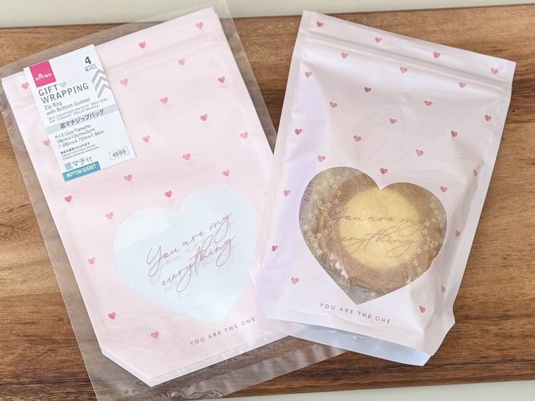 底マチジップバッグ水彩ハートのパッケージとお菓子を入れた使用例