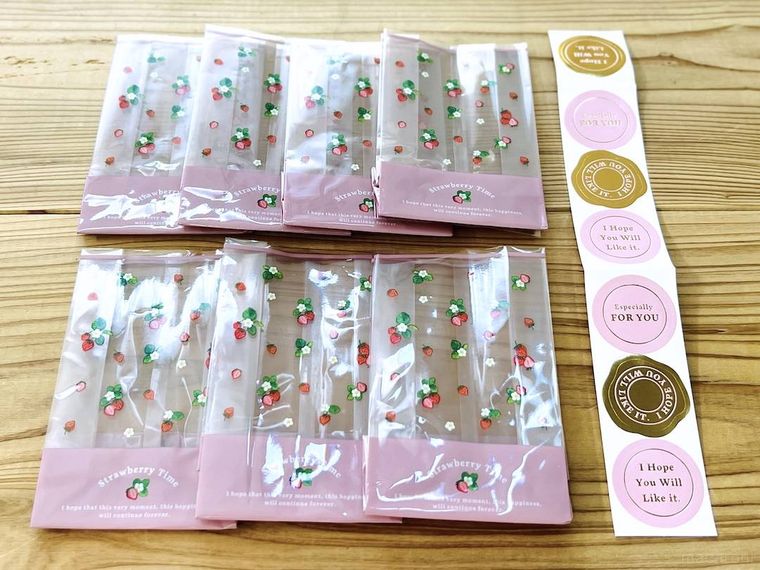 いちご柄のクリアガゼットバッグとシール