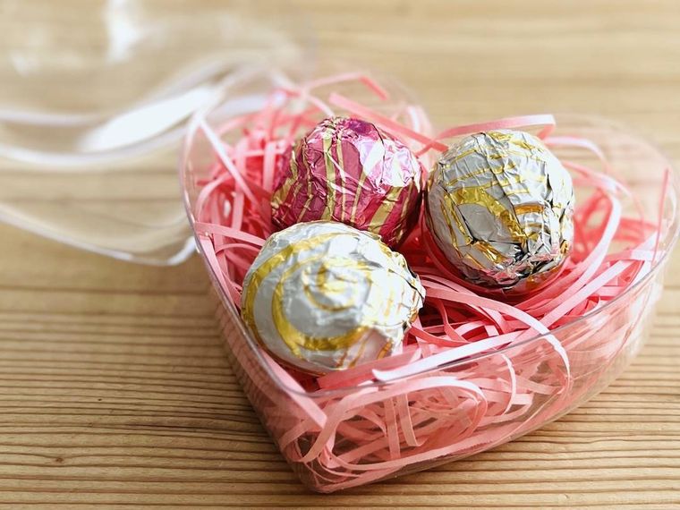 ハート型のクリアギフトボックスにお菓子を詰めた様子