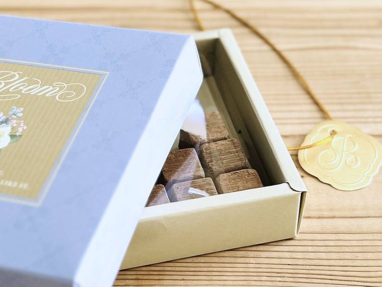 水色の生チョッコボックスにチョコレートを詰めた様子