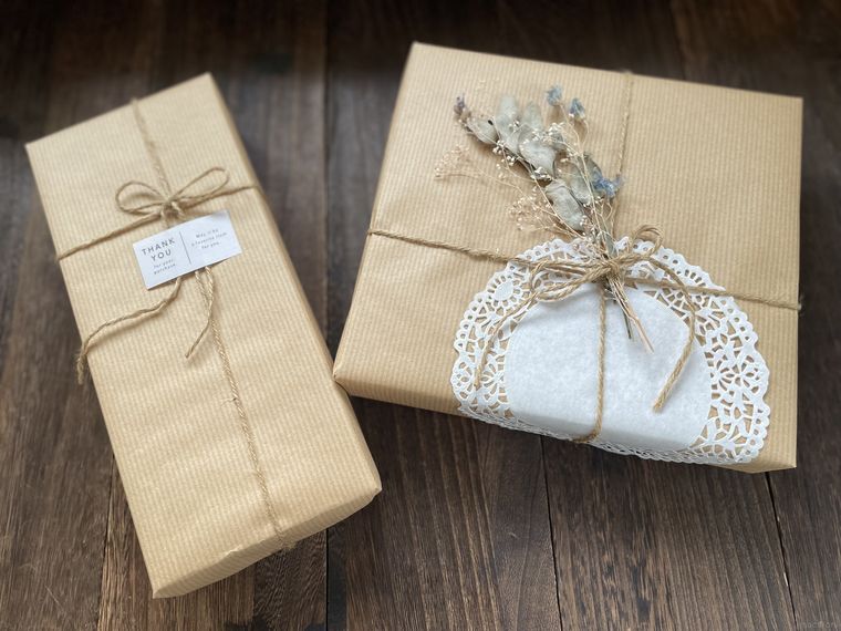 ダイソーの包装紙でラッピングした箱