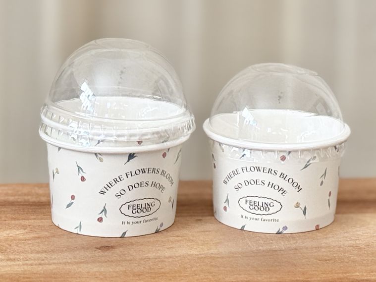 テーブルに並ぶドーム型ふた付カッププチフラワー