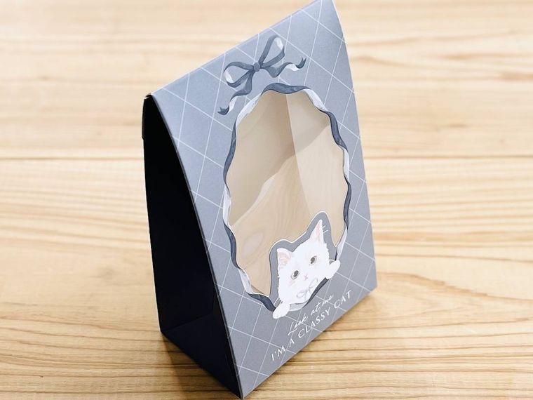 ネコ柄の窓付ギフトボックス