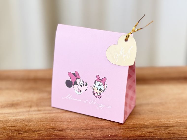 テーブルに置かれたペーパーギフトボックスミッキーフレンズ