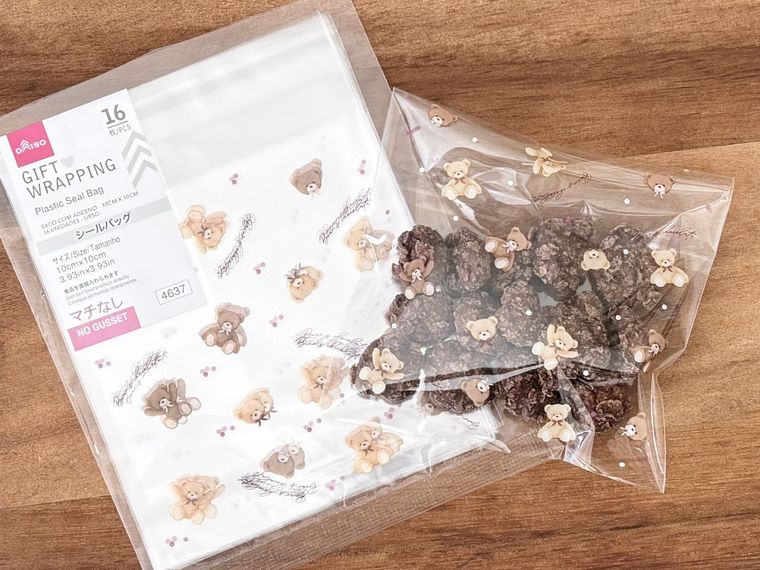シールバッグくまのパッケージとお菓子を入れた使用例