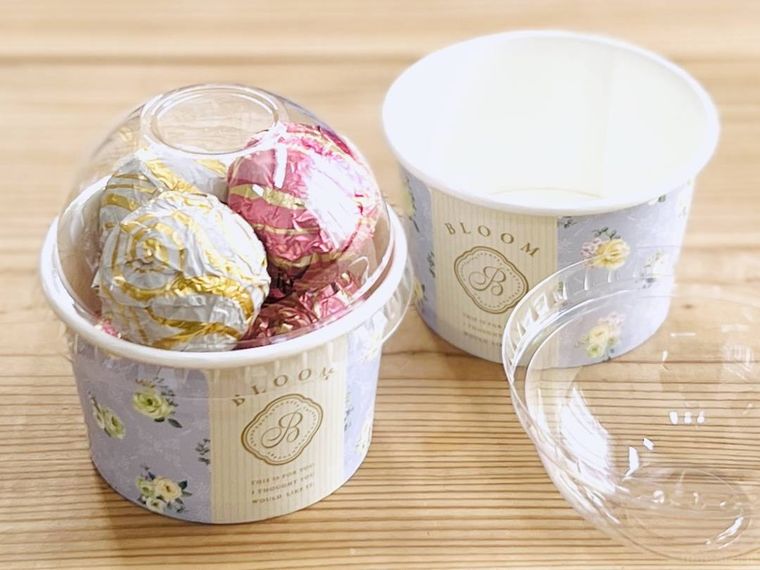 フラワー柄のドーム型ふた付カップにお菓子を詰めた様子