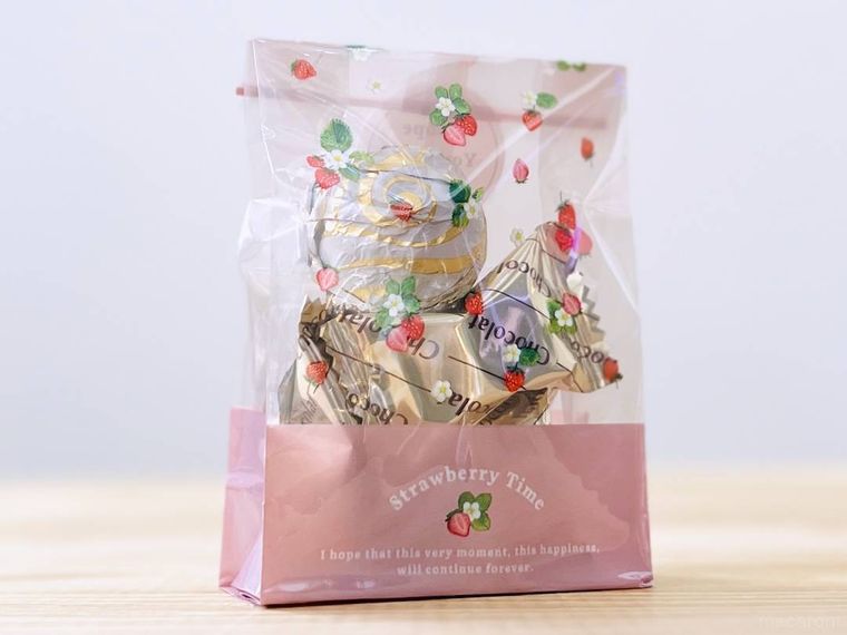 いちご柄のクリアガゼットバッグにお菓子を詰めた様子