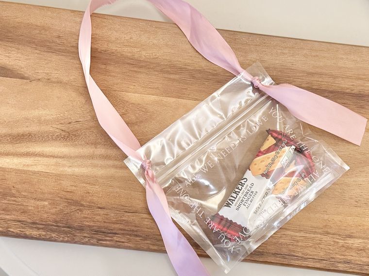 お菓子を入れたリボン付底マチジップハンドルバッグハート