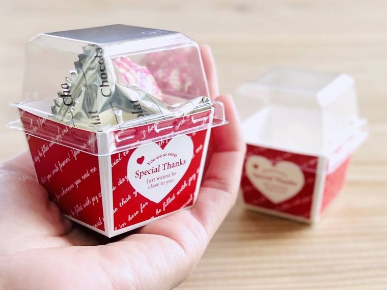 ハート柄のフタ付キューブカップにお菓子を詰めた様子