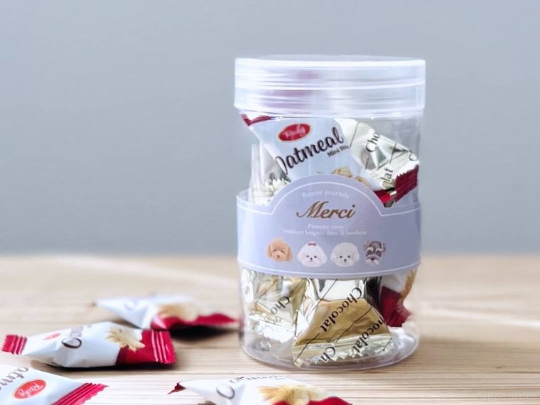 アニマル柄のクリアボトルにお菓子を詰めた様子