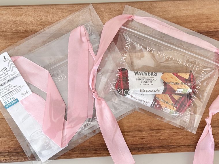 リボン付底マチジップハンドルバッグハートのパッケージと使用例