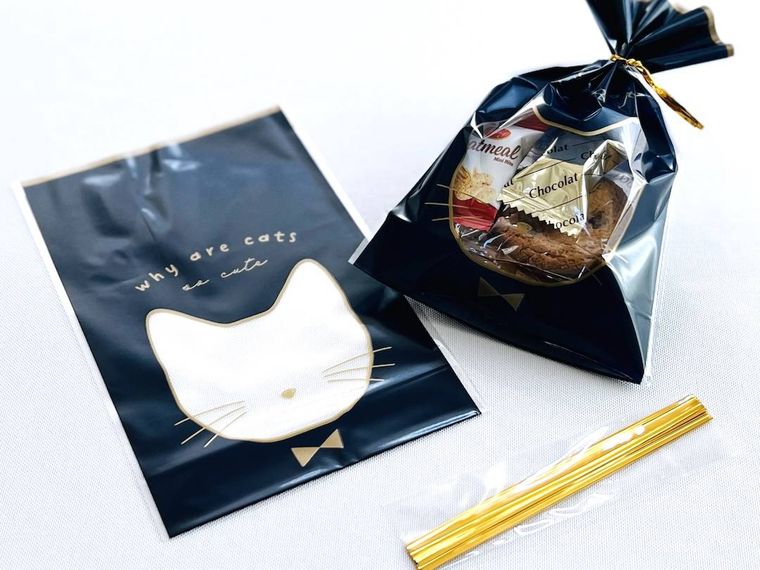 ネコ柄の底マチクリアバッグにお菓子を詰めた様子