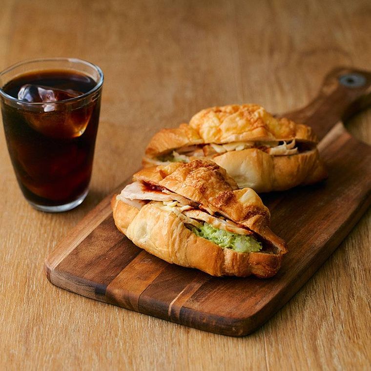 チーズブレッド バジル香るトマトチキン