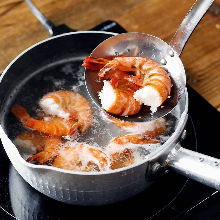 鍋でえびをゆでている