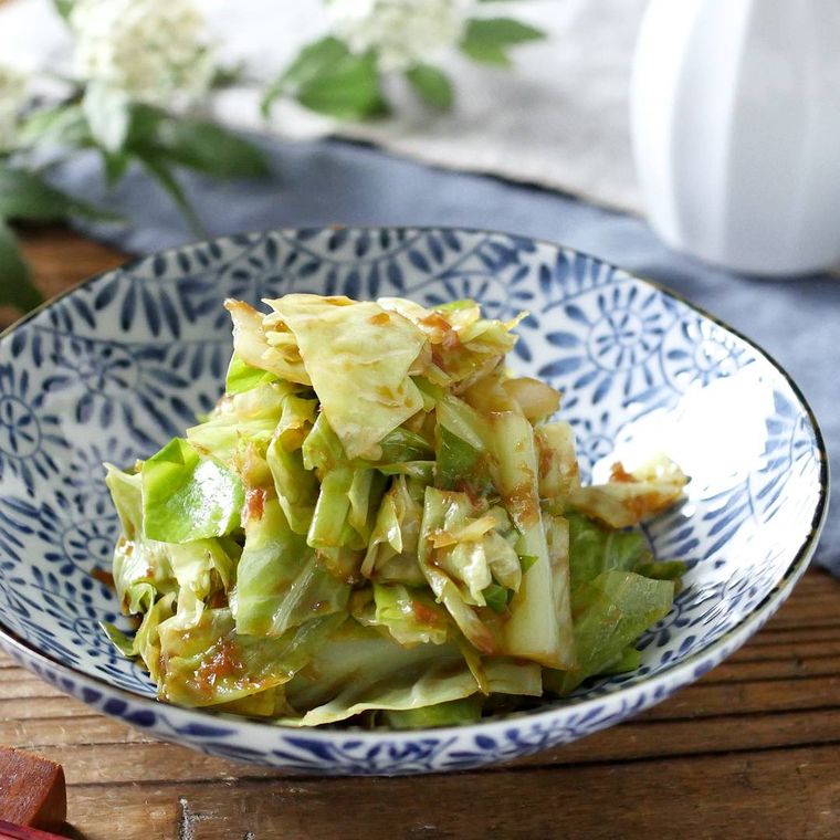 皿に盛られたキャベツのおひたし