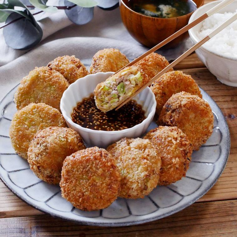 皿に盛られたひと口キャベツメンチカツ
