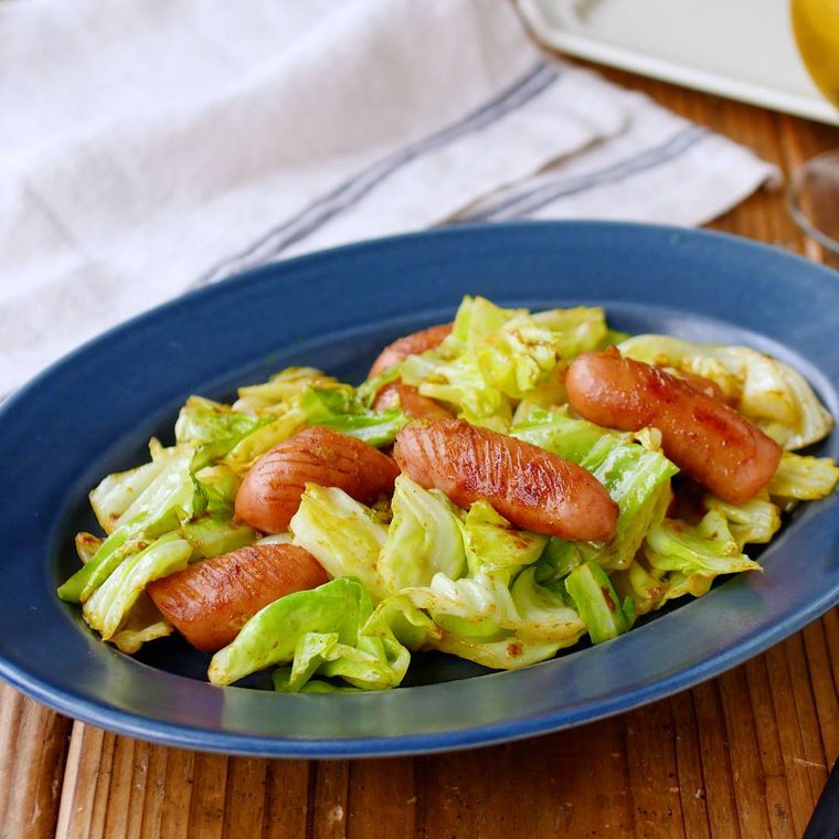 皿に盛られたキャベツとソーセージのマヨカレー炒め