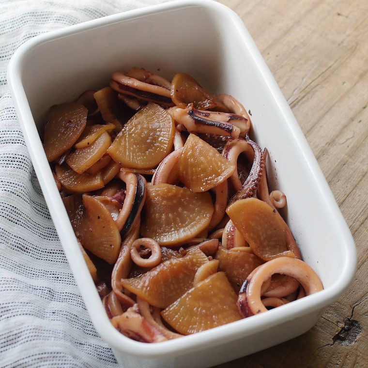 白い保存容器に入っているいかと大根のしょうが炒め