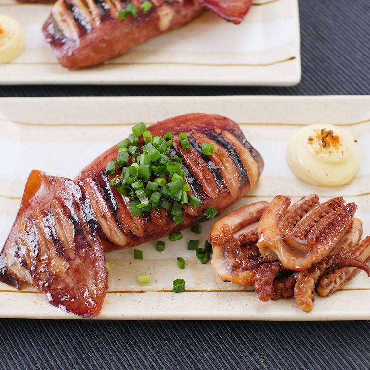 白い長皿に盛りつけられたするめいかの照り焼き風