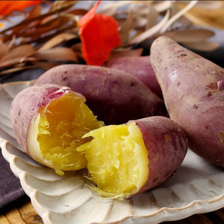 白い角皿に盛りつけられたさつまいもの焼きいも風