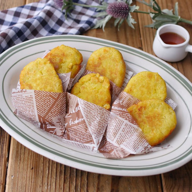 緑色の縁取りがある皿に盛りつけられたハッシュドさつまいも