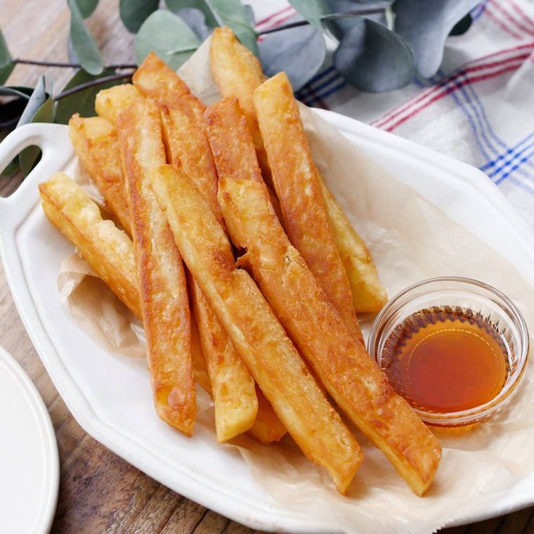 白い皿に盛りつけられたさつまいものロングポテト