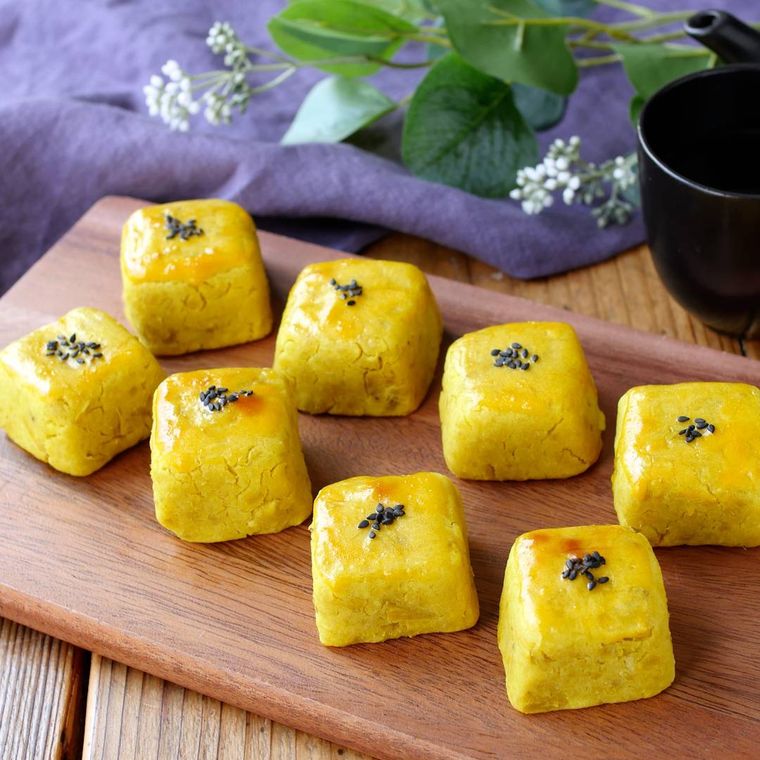 木製プレートに並べられたキューブ形のスイートポテト