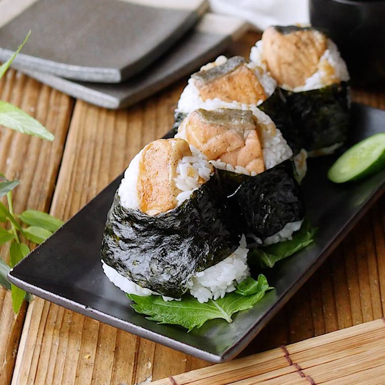 黒色の長皿に盛られた鮭の天むす風おにぎり