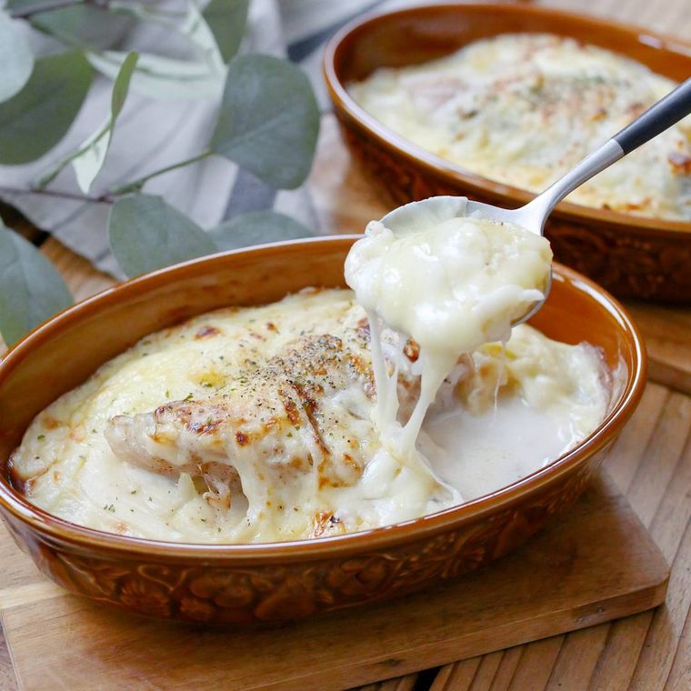 茶色のグラタン皿に入ったたらとじゃがいものグラタン