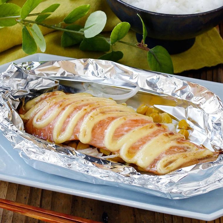 ブルーグレーの長皿に盛られた鮭と新玉ねぎのマヨネーズ焼き