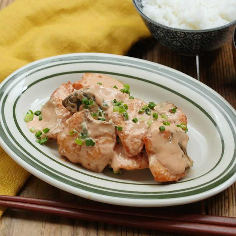 緑色の縁取りが入った白色の楕円の皿に盛られた鮭マヨ