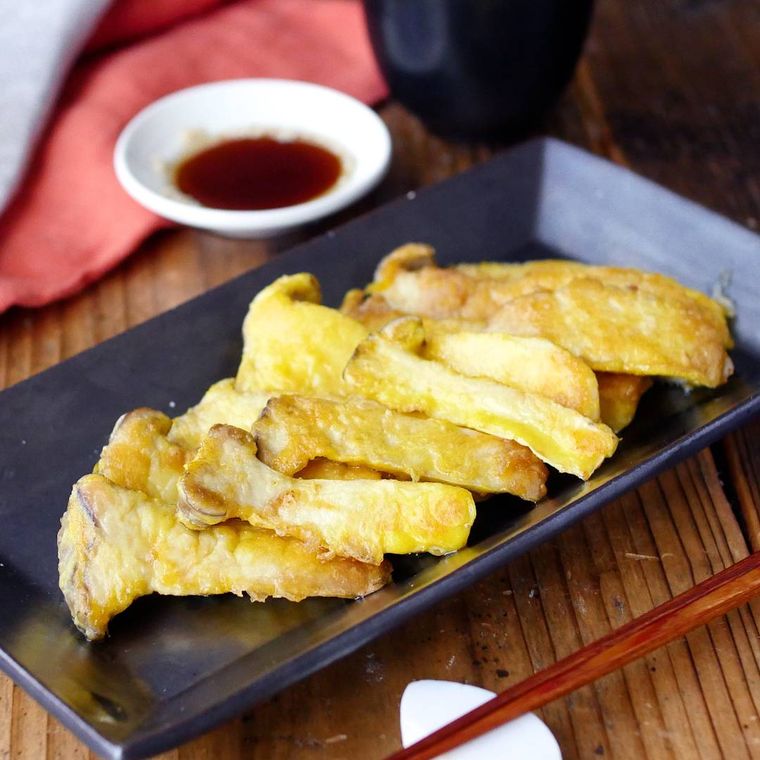 黒い角皿に盛り付けられたエリンギチヂミ