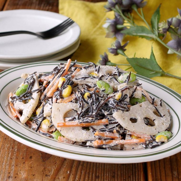 楕円の皿に盛り付けられたひじきとれんこんのごまマヨサラダ