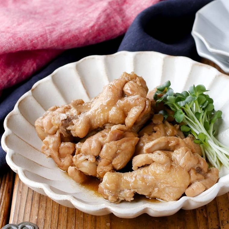 白い皿に盛り付けられた手羽元のポン酢しょうゆ煮