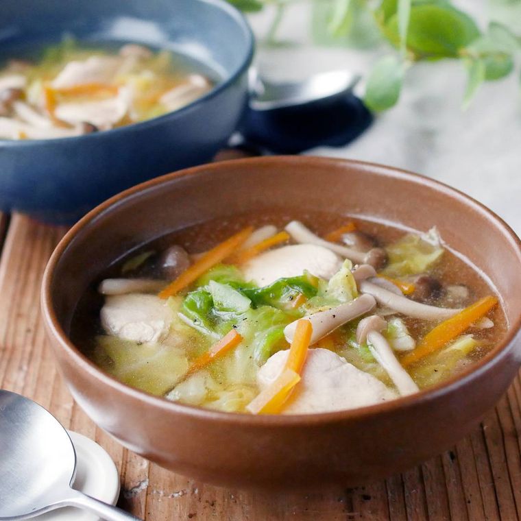 茶色の器に盛り付けた鶏むね肉と野菜のスープ