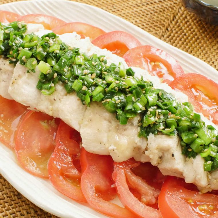 5. レンジで5分ふっくら蒸し鶏のニラ塩だれぶっかけ