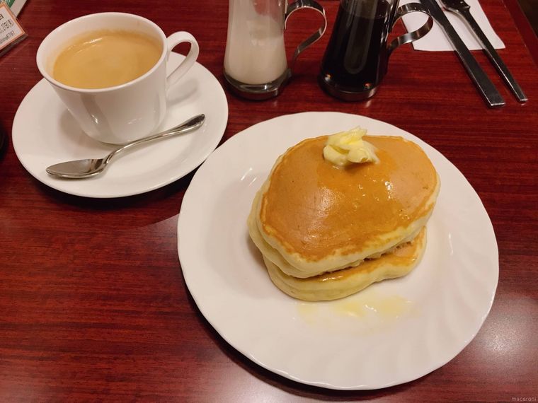 白いお皿に盛り付けられたホットケーキセット