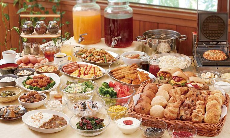 朝食バイキングの料理がずらりと並んでいる