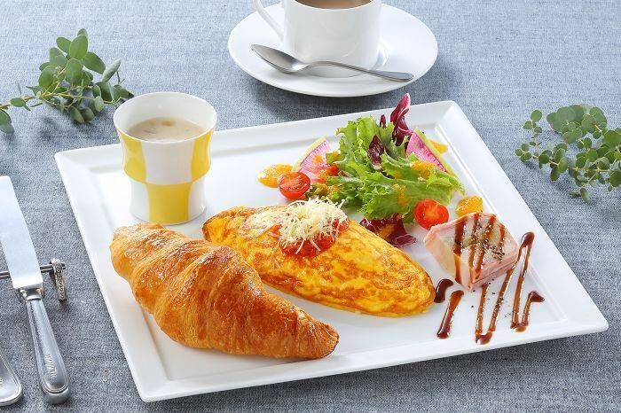 クロワッサンやオムレツなどがワンプレートに盛られている