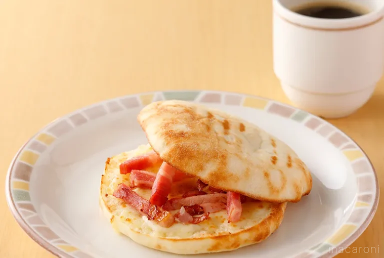 パンチェッタとチーズのパニーニとコーヒー