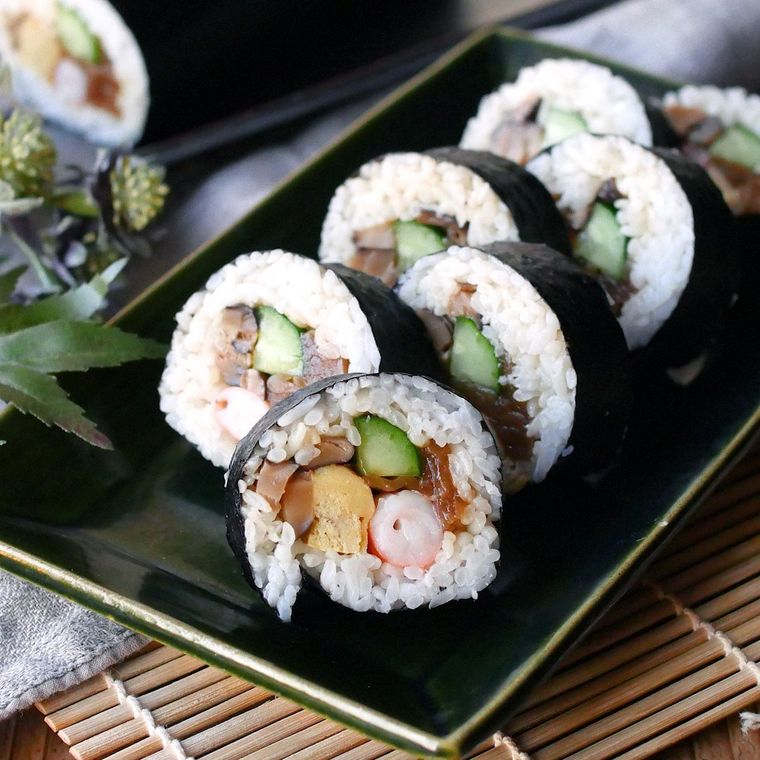 皿の上にカットされた恵方巻が置かれている