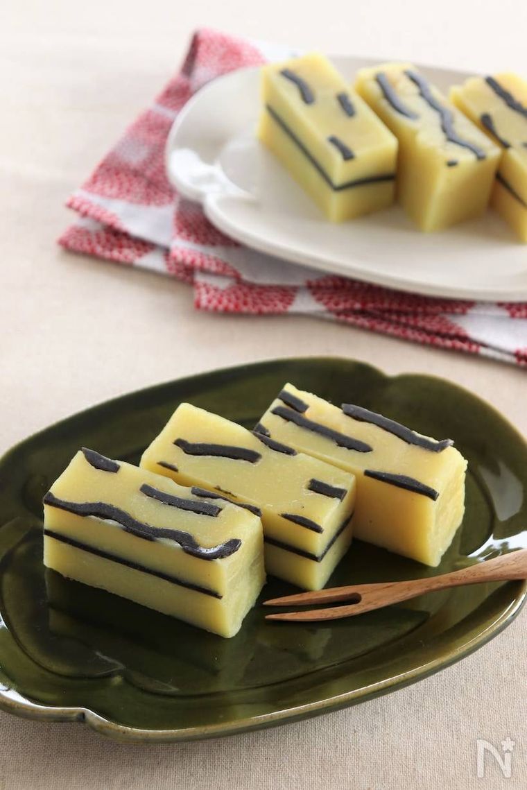 緑の皿に盛られたパンツ柄いもようかん